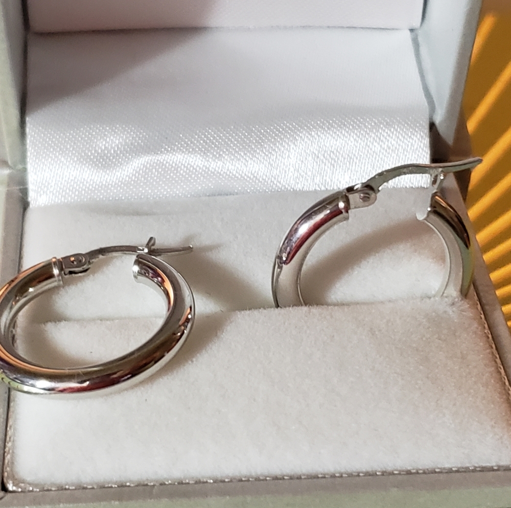 14kc White gold hoop earrings made in Italy